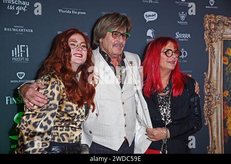 Jörg Draeger mit Ehefrau Petra Draeger und Tochter Cinzia-Paulina Draeger beim Public Viewing zum TV-Start von Ich bin ein Star holt mich hier raus im Hotel Pullmann Schweizer Hof in Berlin am 19.01.2024 *** Jörg Draeger mit Ehefrau Petra Draeger und Tochter Cinzia Paulina Draeger beim öffentlichen Fernsehen für den TV-Launch von Ich bin ein Star holt mich hier raus im Hotel Pullmann Schweizer Hof in Berlin am 19 01 2024 Stockfoto