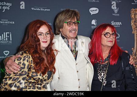 Jörg Draeger mit Ehefrau Petra Draeger und Tochter Cinzia-Paulina Draeger beim Public Viewing zum TV-Start von Ich bin ein Star holt mich hier raus im Hotel Pullmann Schweizer Hof in Berlin am 19.01.2024 *** Jörg Draeger mit Ehefrau Petra Draeger und Tochter Cinzia Paulina Draeger beim öffentlichen Fernsehen für den TV-Launch von Ich bin ein Star holt mich hier raus im Hotel Pullmann Schweizer Hof in Berlin am 19 01 2024 Stockfoto