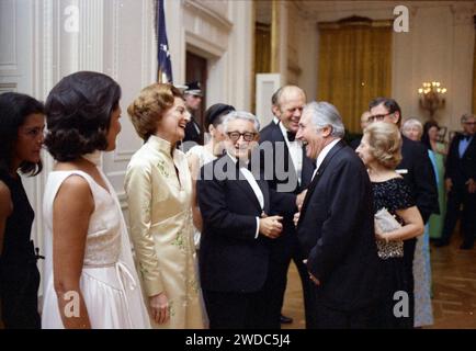 Foto von Präsident Gerald R. Ford, First Lady Betty Ford, Präsident Giovanni Leone aus Italien und Frau Vittoria Leone, die Gäste im östlichen Saal des Weißen Hauses vor einem Staatsessen für Präsident Leone begrüßen - Stockfoto