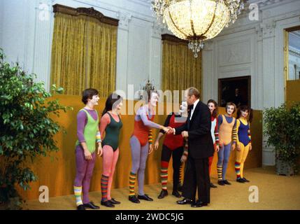Foto: Präsident Gerald R. Ford schüttelt sich die Hände mit Mitgliedern des Claude Kipnis MIME Theaters während des Unterhaltungs-Teils eines Staatsessens zu Ehren des polnischen Staatssekretärs Edward Gierek - Stockfoto