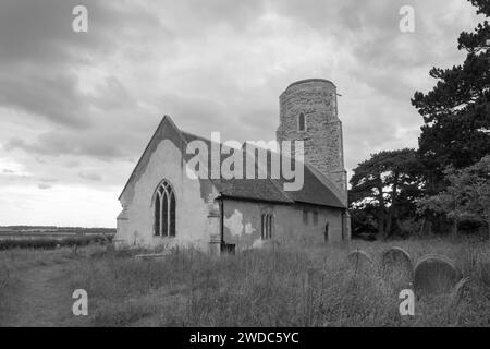 Schwarzweißbild der All Saints Church, Ramsholt, Suffolk, England, Vereinigtes Königreich, an einem bewölkten Tag Stockfoto