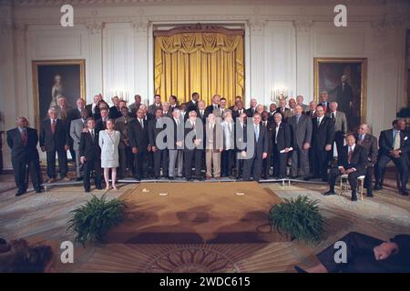 Präsident George W. Bush posiert mit Mitgliedern der Baseball Hall of Fame. Stockfoto