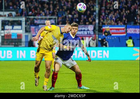 Kiel, Deutschland. Januar 2024. Kopfballduell Marvin Rittmüeller (Eintracht Braunschweig, #18), Nicolai Remberg (Holstein Kiel, #22) GER, Holstein Kiel vs. Eintracht Braunschweig, Fussball, 2. Bundesliga, Spieltag 18, Spielzeit 2023/2024, 19.01.2024 DFL-VORSCHRIFTEN VERBIETEN JEDE VERWENDUNG VON FOTOGRAFIEN ALS BILDSEQUENZEN UND/ODER QUASI-VIDEO Foto: Eibner-Pressefoto/Marcel von Fehrn Credit: dpa/Alamy Live News Stockfoto