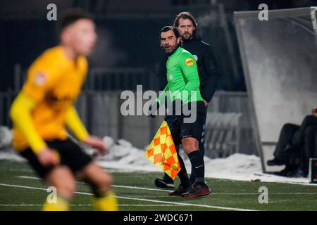 Den Bosch, Niederlande. Januar 2024. DEN BOSCH, NIEDERLANDE - 19. JANUAR: Schiedsrichter Cristian Dobre sieht beim niederländischen Keuken Kampioen Divisie Spiel zwischen dem FC den Bosch und Roda JC im Stadion de Vliert am 19. Januar 2024 in den Bosch, Niederlande. (Foto von Rene Nijhuis/Orange Pictures) Credit: dpa/Alamy Live News Stockfoto