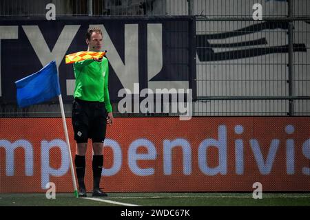 Den Bosch, Niederlande. Januar 2024. DEN BOSCH, NIEDERLANDE - 19. JANUAR: Stellvertretender Schiedsrichter Sjoerd Nanninga beim niederländischen Keuken Kampioen Divisie Spiel zwischen dem FC den Bosch und Roda JC im Stadion de Vliert am 19. Januar 2024 in den Bosch, Niederlande. (Foto von Rene Nijhuis/Orange Pictures) Credit: dpa/Alamy Live News Stockfoto