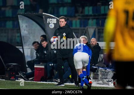 Den Bosch, Niederlande. Januar 2024. DEN BOSCH, NIEDERLANDE - 19. JANUAR: Der vierte Offizielle Max Broekhuizen sieht beim niederländischen Keuken Kampioen Divisie Spiel zwischen dem FC den Bosch und Roda JC im Stadion de Vliert am 19. Januar 2024 in den Bosch zu. (Foto von Rene Nijhuis/Orange Pictures) Credit: dpa/Alamy Live News Stockfoto