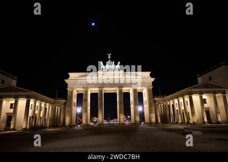 Berlin, Deutschland. Januar 2024. Der Mond scheint über dem Brandenburger Tor. Annette Riedl/dpa/Alamy Live News Stockfoto