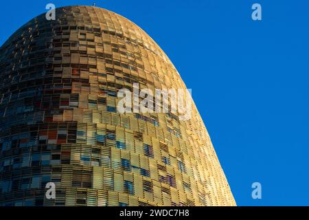 Detail des Torre Glories-Gebäudes, das früher als Torre Agbar bekannt war, in der Stadt Barcelona in Katalonien in Spanien Stockfoto