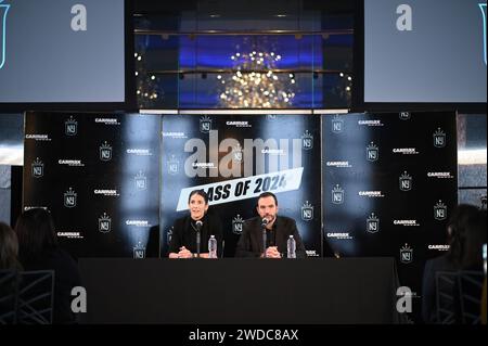 New York, USA. Januar 2024. (L-R) NJ/NY Gotham FC General Manager Yael Averbuch West und Juan Carlos Amoros, Cheftrainer von NJ/NY Gotham FC, beantworten abwechselnd Medienfragen bei einer Veranstaltung zur Einführung der Class of 2024 für NJ/NY Gotham FC im Rainbow Room im Rockefeller Center, New York, NY, am 19. Januar 2024. (Foto: Anthony Behar/SIPA USA) Credit: SIPA USA/Alamy Live News Stockfoto