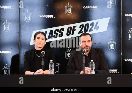 New York, USA. Januar 2024. (L-R) NJ/NY Gotham FC General Manager Yael Averbuch West und Juan Carlos Amoros, Cheftrainer von NJ/NY Gotham FC, beantworten abwechselnd Medienfragen bei einer Veranstaltung zur Einführung der Class of 2024 für NJ/NY Gotham FC im Rainbow Room im Rockefeller Center, New York, NY, am 19. Januar 2024. (Foto: Anthony Behar/SIPA USA) Credit: SIPA USA/Alamy Live News Stockfoto