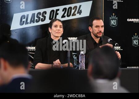 New York, USA. Januar 2024. (L-R) NJ/NY Gotham FC General Manager Yael Averbuch West und Juan Carlos Amoros, Cheftrainer von NJ/NY Gotham FC, beantworten abwechselnd Medienfragen bei einer Veranstaltung zur Einführung der Class of 2024 für NJ/NY Gotham FC im Rainbow Room im Rockefeller Center, New York, NY, am 19. Januar 2024. (Foto: Anthony Behar/SIPA USA) Credit: SIPA USA/Alamy Live News Stockfoto