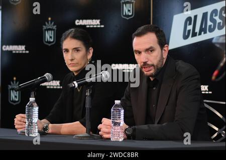 New York, USA. Januar 2024. (L-R) NJ/NY Gotham FC General Manager Yael Averbuch West und Juan Carlos Amoros, Cheftrainer von NJ/NY Gotham FC, beantworten abwechselnd Medienfragen bei einer Veranstaltung zur Einführung der Class of 2024 für NJ/NY Gotham FC im Rainbow Room im Rockefeller Center, New York, NY, am 19. Januar 2024. (Foto: Anthony Behar/SIPA USA) Credit: SIPA USA/Alamy Live News Stockfoto