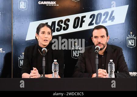 New York, USA. Januar 2024. (L-R) NJ/NY Gotham FC General Manager Yael Averbuch West und Juan Carlos Amoros, Cheftrainer von NJ/NY Gotham FC, beantworten abwechselnd Medienfragen bei einer Veranstaltung zur Einführung der Class of 2024 für NJ/NY Gotham FC im Rainbow Room im Rockefeller Center, New York, NY, am 19. Januar 2024. (Foto: Anthony Behar/SIPA USA) Credit: SIPA USA/Alamy Live News Stockfoto