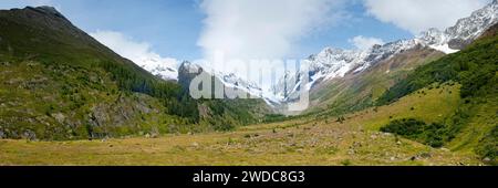 Bergpanorama am Langgletscher im Wallis, Berner Alpen, Loetschental, Wandern, Berge, gletscher, Panorama, Klimawandel, Natur, Outdoor Stockfoto