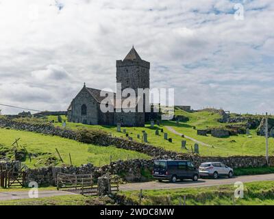 Eine mittelalterliche Kirche, umgeben von einem Friedhof auf dem Land unter einem bewölkten Himmel, St Clemens Church in Rodel - Isle of Harry & Lewis, Äußere Hebriden Stockfoto