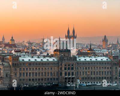 Blick von oben auf das sonnenverwöhnte Prag bei Sonnenaufgang im frostigen Januar. Prag, Tschechische Republik Stockfoto