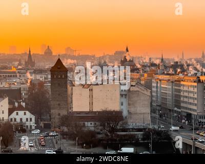 Blick von oben auf das sonnenverwöhnte Prag bei Sonnenaufgang im frostigen Januar. Prag, Tschechische Republik Stockfoto