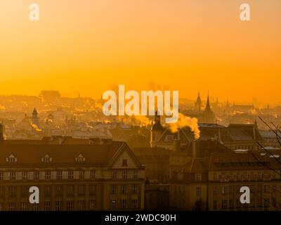 Blick von oben auf das sonnenverwöhnte Prag bei Sonnenaufgang im frostigen Januar. Prag, Tschechische Republik Stockfoto