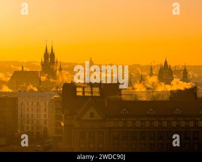 Blick von oben auf das sonnenverwöhnte Prag bei Sonnenaufgang im frostigen Januar. Prag, Tschechische Republik Stockfoto