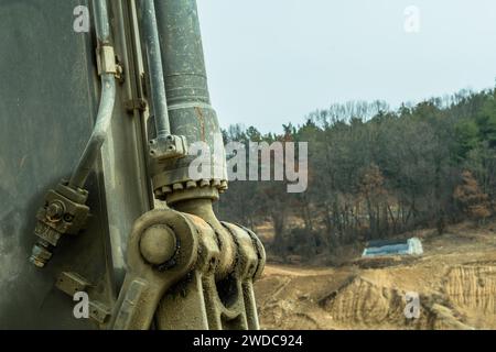 Großaufnahme der Hydraulikarmbefestigung am Baggerlader auf der Baustelle, Südkorea, Südkorea Stockfoto