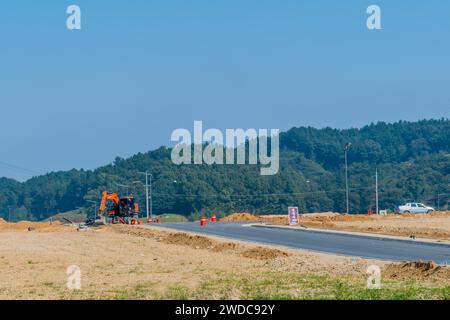 Daejeon, Südkorea, 29. September 2019: Baggerlader bewegen Schmutz am Straßenrand auf der Baustelle einer neuen Unterteilung. Nur für redaktionelle Zwecke, South Stockfoto