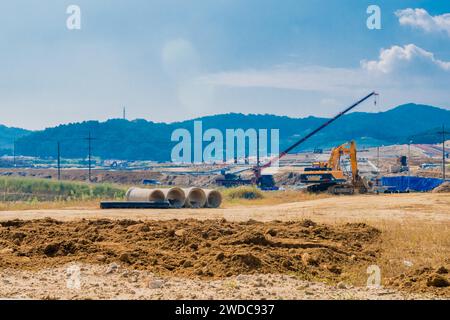 Daejeon, Südkorea, 29. September 2019: Baggerlader und Kran führen Arbeiten auf der Baustelle einer neuen Unterteilung durch. Nur für redaktionelle Zwecke, South Stockfoto