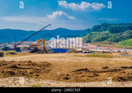 Daejeon, Südkorea, 29. September 2019: Baggerlader und Kran führen Arbeiten auf der Baustelle einer neuen Unterteilung durch. Nur für redaktionelle Zwecke, South Stockfoto