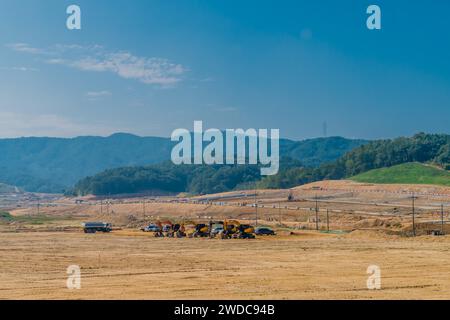 Daejeon, Südkorea, 29. September 2019: Schwermaschinen sitzen auf leerem Schotterplatz auf der Baustelle einer neuen Unterteilung. Nur für redaktionelle Zwecke Stockfoto