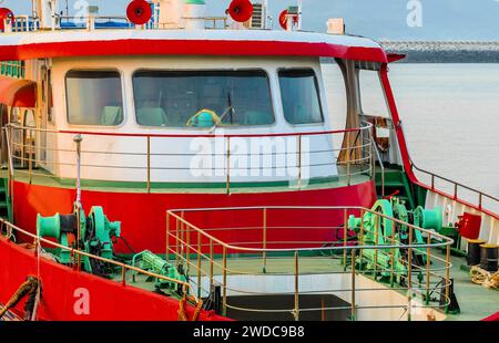Nahaufnahme des vorderen Deck des Tourbootes und der Navigationskabine, Südkorea Stockfoto