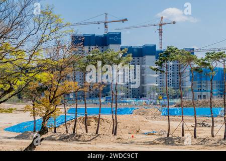 Daejeon, Südkorea, 18. April 2021: Baustellenlandschaft mit neuen Wohnblöcken im Hintergrund, Südkorea, Süd Stockfoto