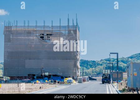 Daejeon, Südkorea, 18. April 2021: Neubau in Maschenplanen auf Baustelle im ländlichen Raum, Südkorea, vergewaltigt Stockfoto