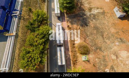 Luftbild von Sattelzugmaschinen, die auf einer zweispurigen Straße im ländlichen Industriegebiet in Südkorea, Südkorea geparkt sind Stockfoto