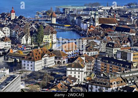 Stadtblick mit Spreuerbrücke, Kapellbrücke, Wasserturm an der Reuss, Altstadt, Luzern, Kanton Luzern, Schweiz Stockfoto