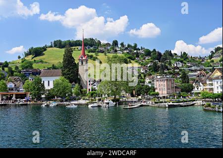 Urlaubsziel am Vierwaldstättersee mit der Pfarrkirche St. Maria und die schneebedeckten Alpen im Hintergrund, Weggis, Kanton Luzern Stockfoto