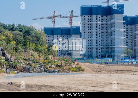 Daejeon, Südkorea, 18. April 2021: Baustellenlandschaft mit neuen Wohnblöcken im Hintergrund, Südkorea, Süd Stockfoto