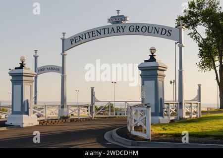 Walla Walla, WA, USA - 24. Mai 2023; Tor zum historischen Strafvollzugsgebiet im Walla Walla Gefängnis Stockfoto