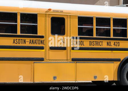 Asotin, WA, USA - 24. Mai 2023; Name im gelben Schulbus für Asotin Anatone School District Nummer 420 Stockfoto