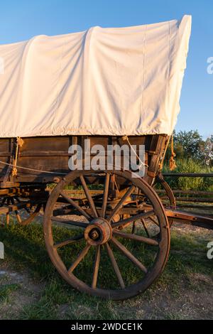 Walla Walla, WA, USA - 24. Mai 2023; Replica-Wagen bei Whitman Mission NHS im Abendlicht Stockfoto