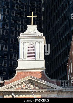 Kreuz und Turm, Kirche unserer Lieben Frau vom Rosenkranz, Heiligtum von St. Elizabeth Ann Bayley Seton, Financial District, New York City, New York, USA Stockfoto