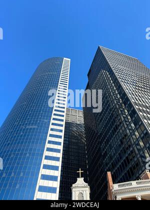 Flacher Blick auf zwei moderne Wolkenkratzer, die sich über der Kirche unserer Lieben Frau vom Heiligen Rosenkranz, dem Schrein von St. erheben Elizabeth Ann Bayley Seton, Financial District, New York City, New York, USA Stockfoto