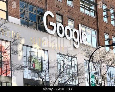 Google-Logo auf der Außenansicht des Gebäudes, 111 Eighth Avenue, Chelsea, New York City, New York, USA Stockfoto