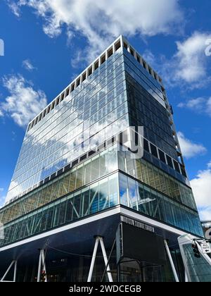 Flacher Blick auf 2 Penn Plaza oder 2 Penn, mit Zugang zum Madison Square Garden, Seventh Avenue, New York City, New York, USA Stockfoto