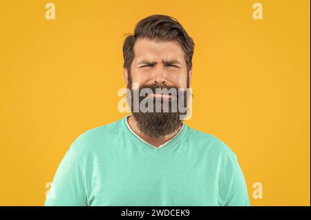 Porträt eines bärtigen Typen im Studio. Porträt eines bärtigen Kerls im Hintergrund. Stockfoto