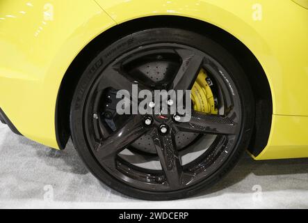 Philadelphia, Pennsylvania, USA - 14. Januar 2024 - die schwarze Leichtmetallfelge auf der gelben Farbe des neuen 2024 Chevrolet Corvette Stingray Convertib Stockfoto