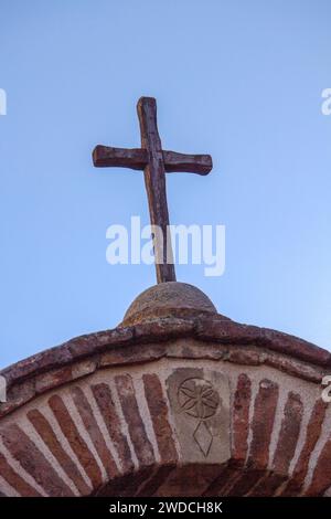 Holzkreuz auf einem Bogen in der San Luis Obispo Mission in Kalifornien Stockfoto