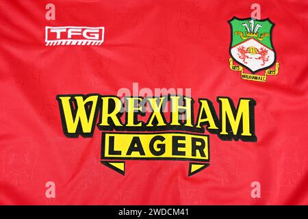 WREXHAM LAGER Sponsoring für das Wrexham AFC 2001-02 Heimtrikot – Wales, Großbritannien – 9. Januar 2024 Stockfoto