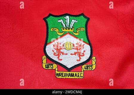 Nahaufnahme des Wrexham AFC-Abzeichens auf dem Heimtrikot 2001-02 – Wales, Großbritannien – 9. Januar 2024 Stockfoto