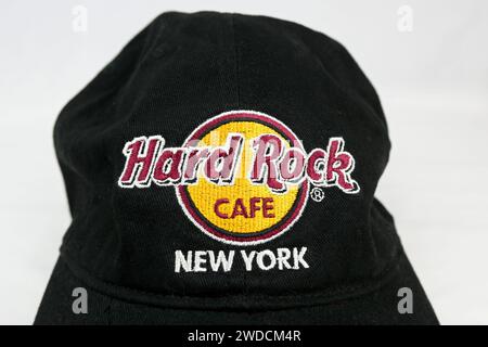 Hard Rock Cafe New York Logo auf einem schwarzen Hut – Wales, Großbritannien – 9. Januar 2024 Stockfoto