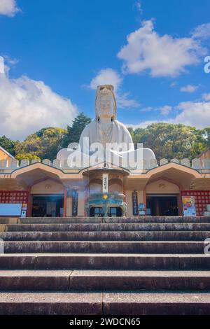 Kyoto, Japan - März 30 2023: Der Ryozen Kannon-Tempel ist ein Kriegsdenkmal, das den Gefallenen beiden Seiten des Pazifikkriegs gewidmet ist Stockfoto