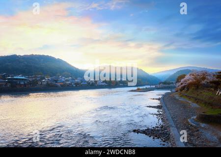Kyoto, Japan - 1. April 2023: Präfekturaler Uji Park mit voller Kirschblüte ist das Symbol der Stadt Uji mit schöner Landschaft der Stadt und PR Stockfoto
